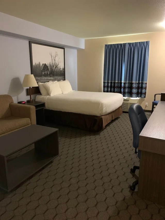 غرفة بزنس بسرير كوين مع أريكة، Super 8 Swan River Mb 4/6