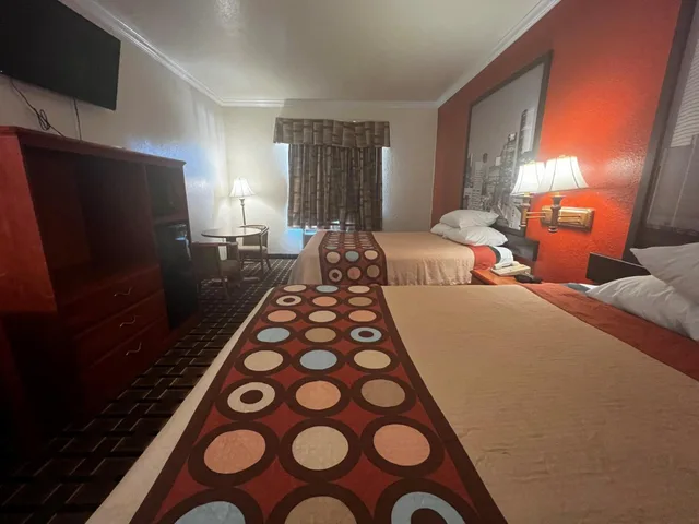 غرفة بسريرين كوين بحوض استحمام لذوي الإعاقة، Super 8 By Wyndham Brookshire Tx 6/10