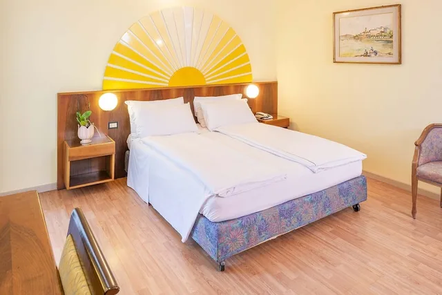 غرفة بسريرين منفصلين بإطلالة على البحيرة، Park Hotel Jolanda 1/6