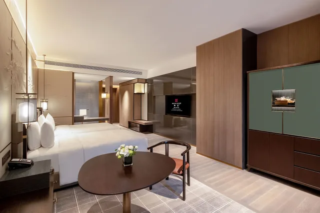 غرفة بريميوم بسريرين منفصلين بإطلالة على المدينة، HUALUXE Qingdao Licang, an IHG Hotel 5/8