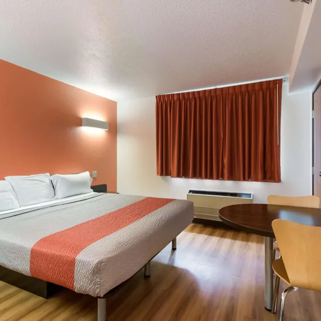 جناح بسرير كينج بجاكوزي للمدخنين، Motel6 Davenport, IA 3/10