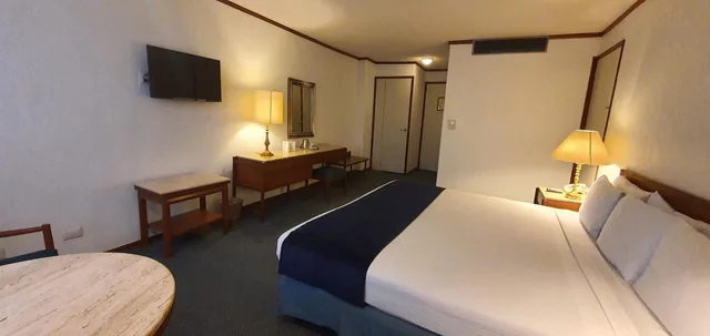 جناح جونيور، Bristol Hotel 5/10