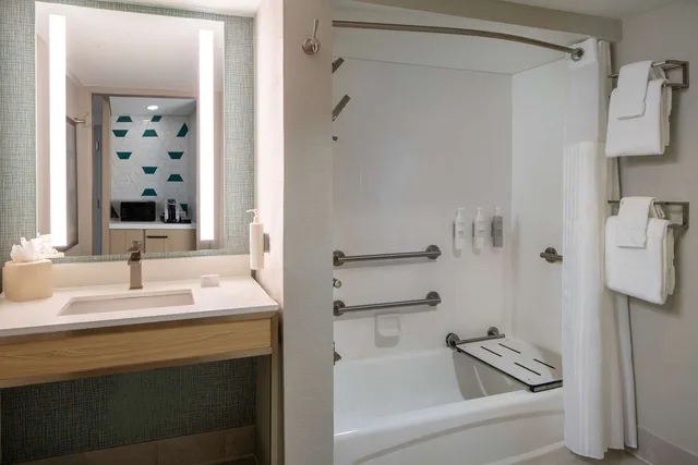 غرفة بسريرين كوين بحوض استحمام لذوي الإعاقة، Hilton Garden Inn Orlando Airport 1/1