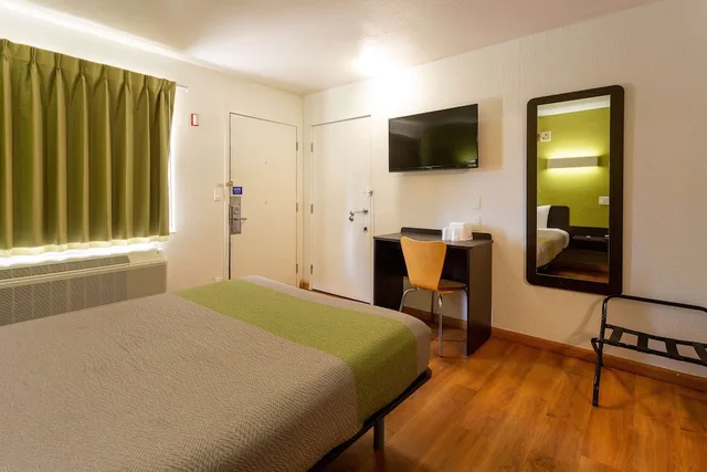 غرفة قياسية بسرير مزدوج لذوي الإعاقة، Motel6 Camp Springs, DC - South Camp Springs 2/6