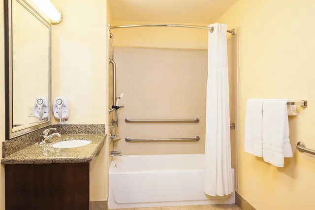 جناح استوديو بسرير كينج بحوض استحمام لذوي الإعاقة، Staybridge Suites El Paso Airport Area 2/2