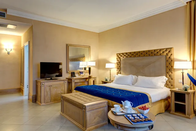 غرفة ديلوكس بسرير مزدوج، VILLA TOLOMEI HOTEL AND RESORT 1/4