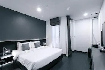Room, King Bed, Pool Access, CREW HOTEL 1/1