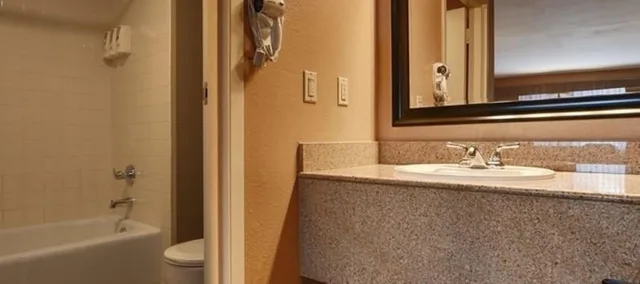 غرفة قياسية بسريرين كوين، Best Western Diamond Bar Hotel & Suites 4/6