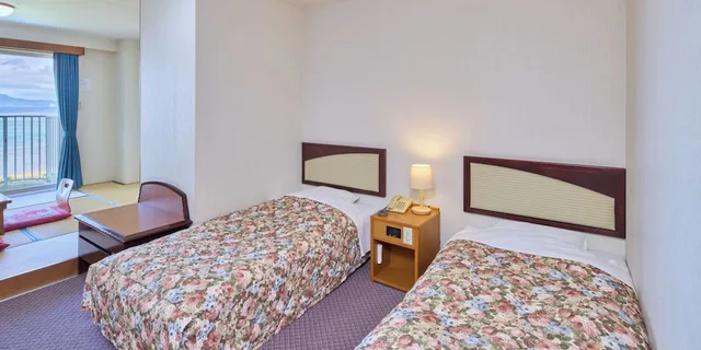 غرفة يابانية غربية بسريرين منفصلين بإطلالة على البحر، Miyuki Hamabaru Resort 1/10
