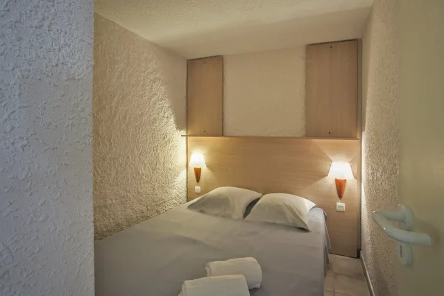بنغل بفراش فوتون وسرير فردي وسرير بطابقين بشرفة بغرفتي نوم، Club Belambra Borgo Pineto 2/3