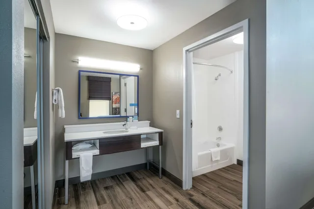 غرفة بسرير كينج مع أريكة، Hampton Inn Madison Huntsville Airport 6/7