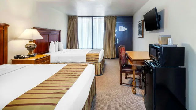 غرفة بسريرين كوين، Magnuson Grand Hotel and Conference Center Tyler 3/5