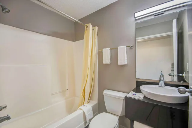 1 Queen Bed - Mobility Accessible Tub Nsmk، Studio6 Extended Stay - Ocean Springs, MS 6/8