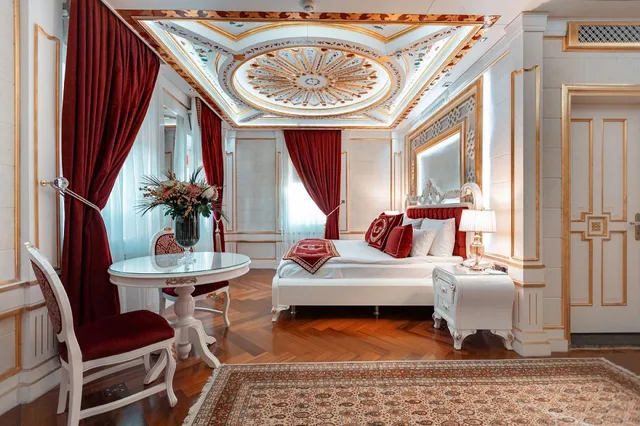 جناح بريميوم بسرير كينج مع أريكة، Seven Hills Palace & Spa 2/2