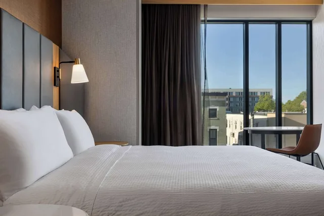 غرفة بسرير كينج بحوض استحمام، Tempo by Hilton Louisville Downtown NuLu 2/4