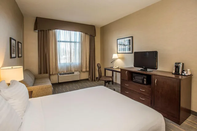 غرفة بسرير كوين لذوي الإعاقة، HOLIDAY INN LETHBRIDGE 1/6