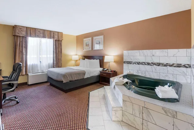 Suite, Quality Inn & Suites Bloomington University Area 2/3