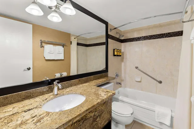 غرفة بسرير كينج مع أريكة، Best Western PLUS Inner Harbour Hotel 4/5