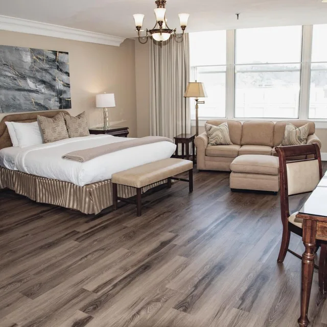 Executive, Suite, King Bed, City View, Sofa, Jetted Tub, Haywood Park Hotel, Ascend Hotel Collection 1/4