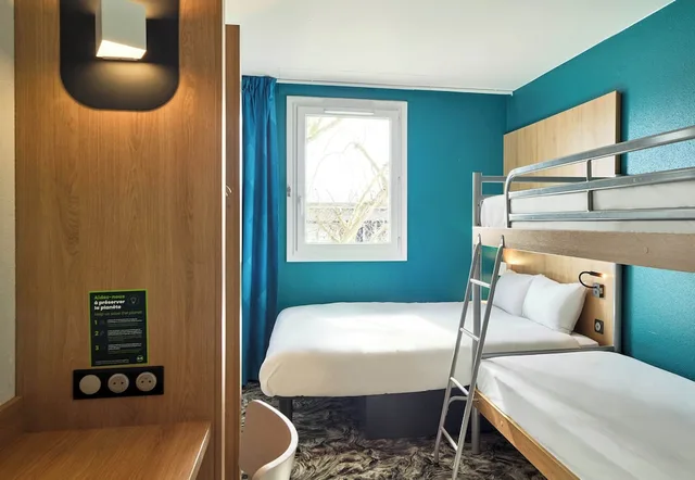 غرفة رباعية بسرير مزدوج وسريرين منفصلين، B&B HOTEL Paris Porte de la Villette 3/3