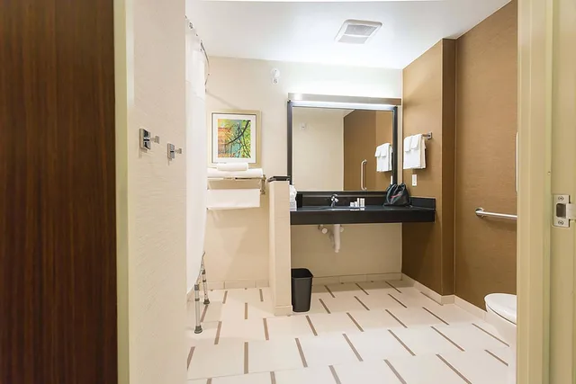 غرفة بسرير كينج بحوض استحمام لذوي الإعاقة، Fairfield Inn And Suites Jamestown 4/4