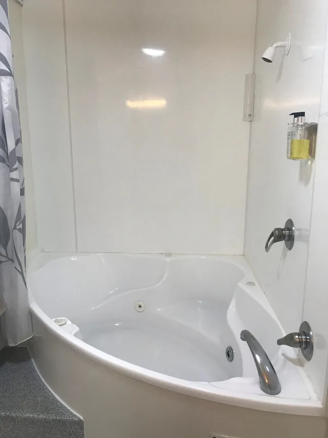 Upstairs, Studio, Queen Bed, Fenton Court Motel 6/7