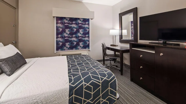 غرفة بسرير كوين، Best Western Plus Wilkes Barre-Scranton Airport Hotel 1/4