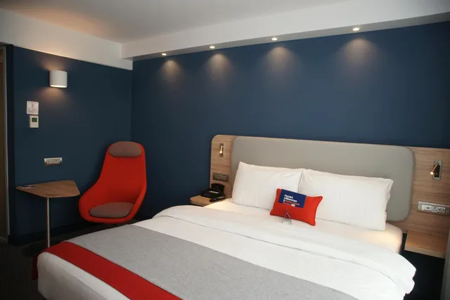 غرفة قياسية بسرير كوين، HOLIDAY INN EXPRESS ZURICH AIRPORT 1/4
