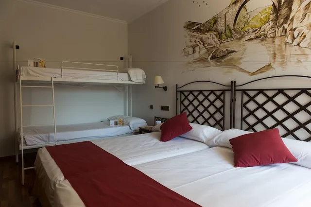 غرفة عائلية بسريرين منفصلين وسرير بطابقين، Hotel Palacio de Valderrabanos 2/8