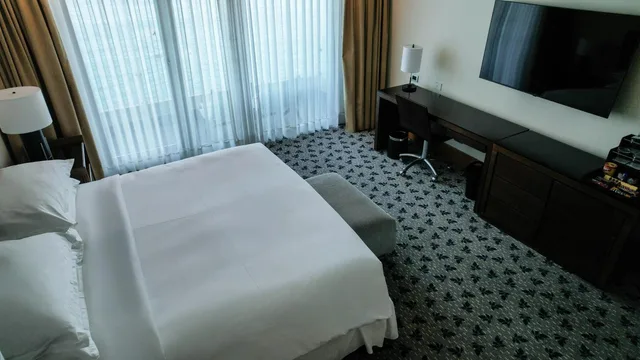 غرفة ديلوكس بسرير كوين بإطلالة على البحر، Sheraton Miramar Hotel and Convention center 2/3