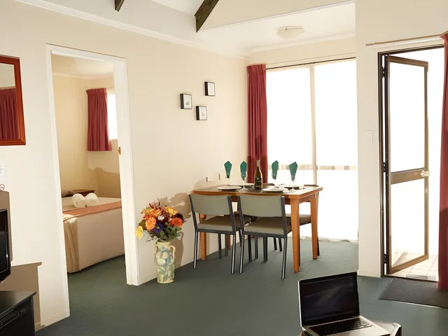 غرفة بغرفتي نوم، Bavarian Motel 2/2