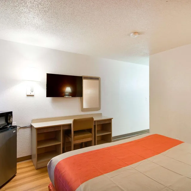غرفة بسرير كوين للمدخنين لذوي الإعاقة، Motel6 Waukegan, IL 8/10