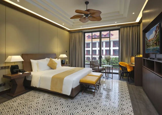 غرفة بريميوم بسرير كينج بإطلالة على الحديقة، Senna Hue Hotel 4/9
