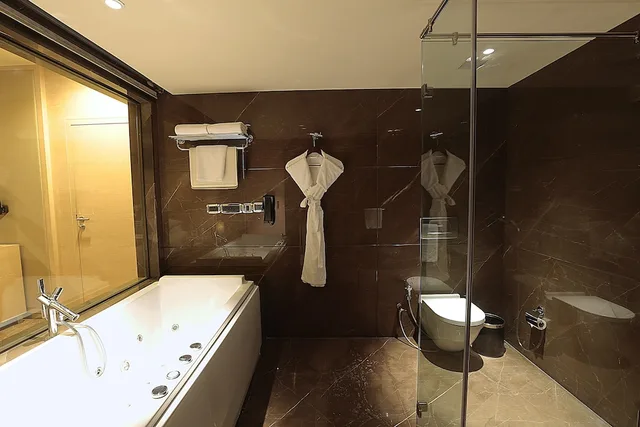 Neptune, Premier, Suite, King Bed, Lagoon View, Balcony, Bathtub، Sahara Star Mumbai 4/4