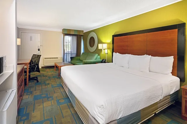 جناح بسرير كينج بغرفة نوم واحدة، Travelodge by Wyndham Phoenix North 1/3