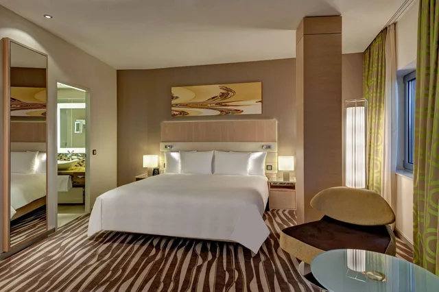 جناح ديلوكس بسرير كينج بمنطقة جلوس، Hilton Frankfurt Airport 4/6