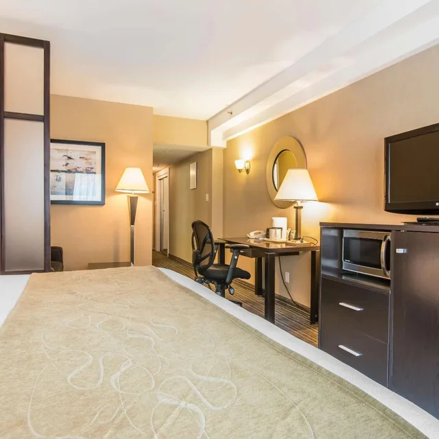 غرفة بسرير كينج مع أريكة، Comfort Suites Downtown Montreal 6/8