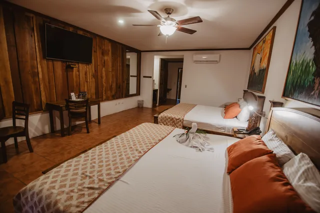 Legacy Suite - Queen Bed، Hacienda Guachipelin Hotel 2/2