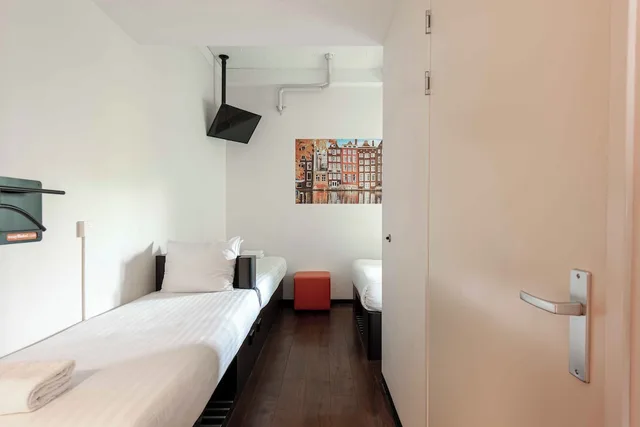 Family, Quadruple, Double and Twin Beds, Accessible, easyHotel Amsterdam City Centre 5/10