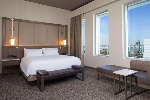 جناح ديلوكس بغرفة نوم واحدة، H Hotel Los Angeles, Curio Collection by Hilton 1/2