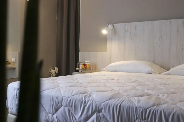 غرفة كلاسيكية ثلاثية بثلاثة أسرّة بإطلالة على الجبل، Hotel Terme Di Frasassi 2/6
