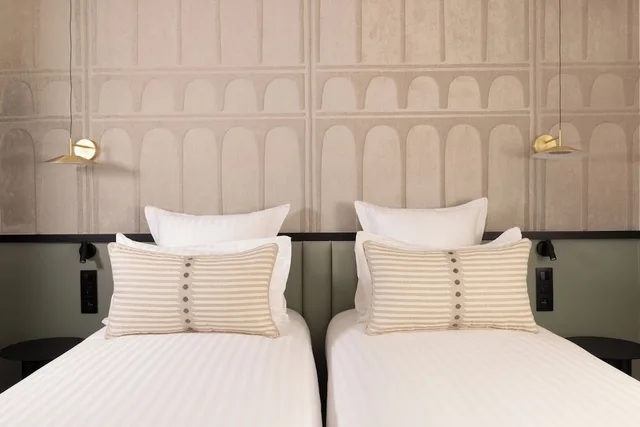 غرفة بسريرين منفصلين وسرير كوين، Hotel Grand Coeur Latin 4/8