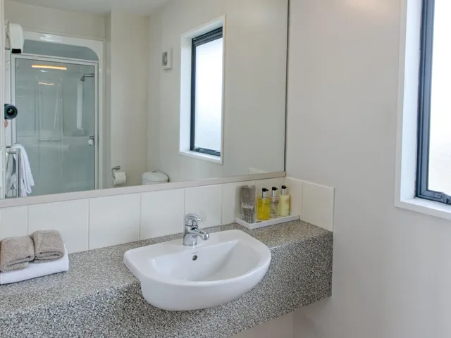 Studio, Triple, Twin Beds, 1 Queen and 1 Single Bed, Bella Vista Motel Hokitika 7/10