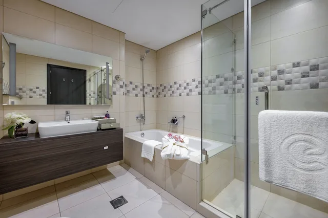 إقامة تنفيذية بسرير كينج وسريرين فرديين بإطلالة على المدينة بـ3 غرف نوم، Centara West Bay Hotel and Residences Doha 10/10