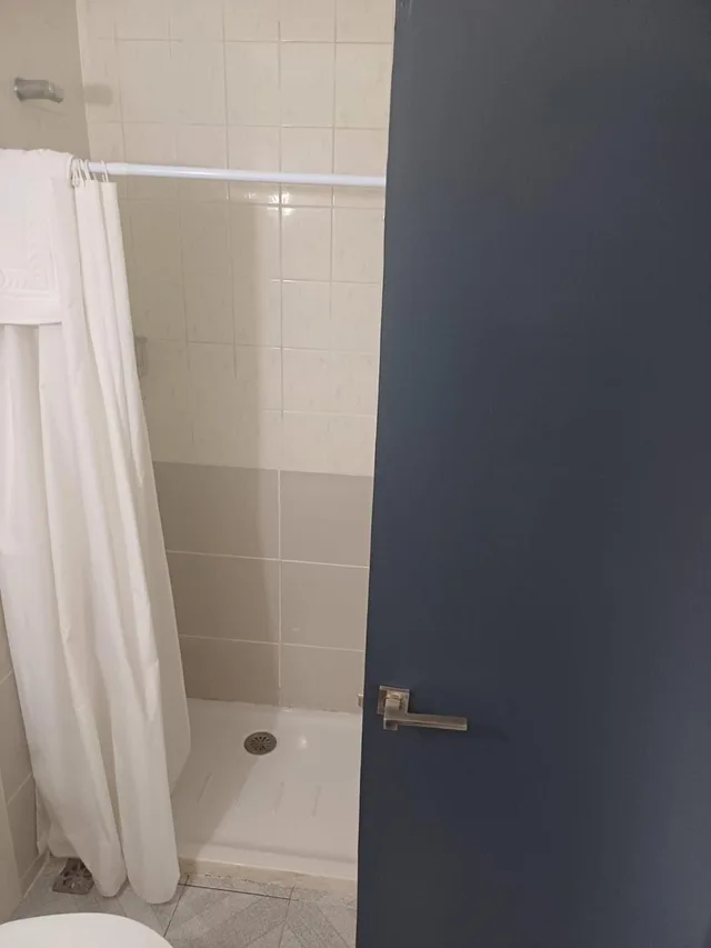 غرفة ثلاثية، Hotel L Albera 4/4