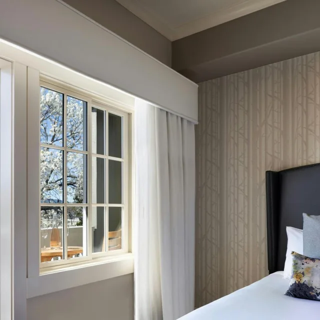 Village, King Bed, Sofa، River Terrace Inn 2/2