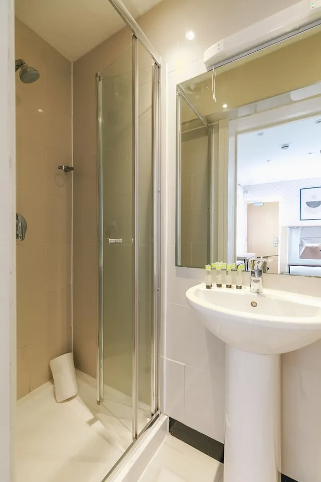 غرفة أساسية رباعية بسرير مزدوج وسريرين منفصلين، Mina House 4/5