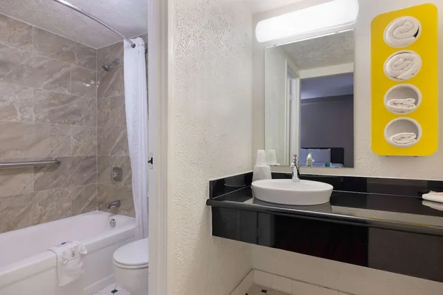 Deluxe, 3 Double Beds, Motel6 Beaumont, TX 4/4