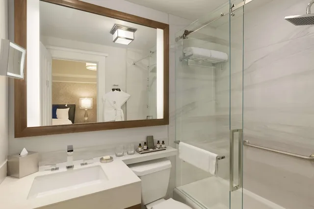 Fairmont, King Bed, City View، Fairmont Empress Hotel 4/9