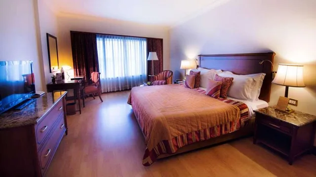 Club, Double Bed, The Orchid Mumbai 2/4